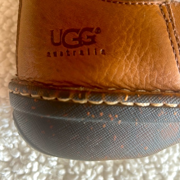UGG Tan Ankle Boots with Cream Fleece - Picture 2 of 11